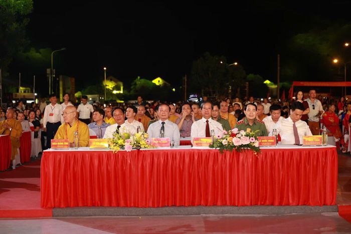 Các đồng chí lãnh đạo và đại biểu tham dự khai mạc lễ hội.