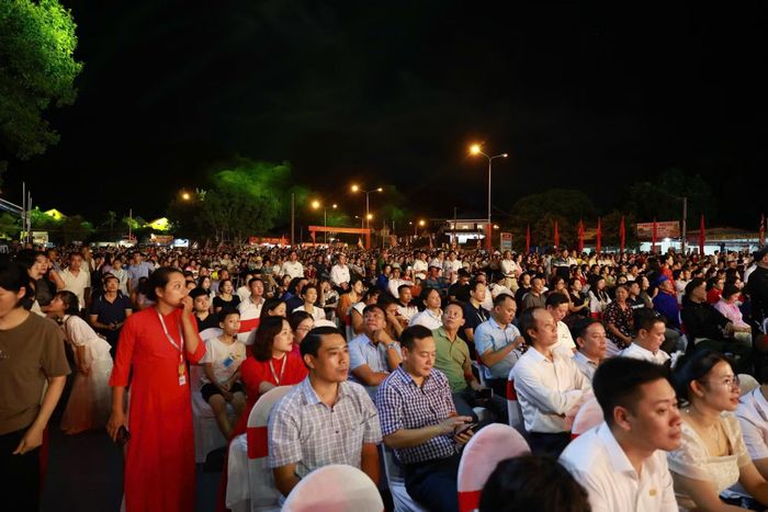 Đông đảo người dân và du khách đến dự đêm khai hội.