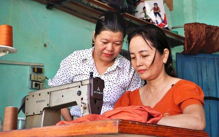 Bà Bùi Thị Hồng Nga làm nghề may, kiên trì chồng nuôi dạy con cái.