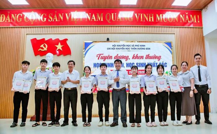Lãnh đạo Hội KHuyến học Đà Nẵng trao học bổng cho các em học sinh.