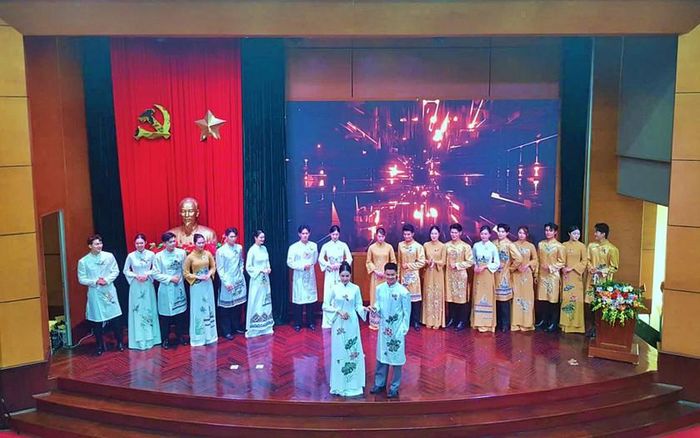 Chương trình nghệ thuật trình diễn áo dài mang đậm bản sắc văn hóa Việt Nam từ truyền thống đến những sáng tạo đương đại.