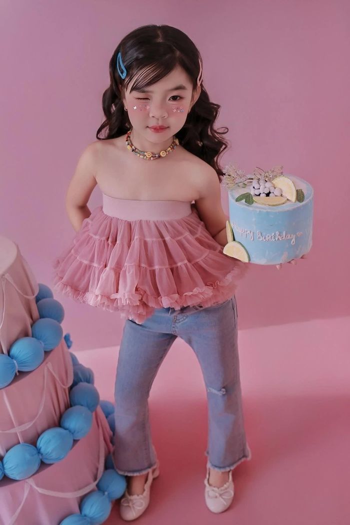 Không chỉ thu hút nhờ vẻ ngoài lanh lợi, đáng yêu, con gái Trung Ruồi còn tự tin khoe thần thái chuẩn mẫu nhí.