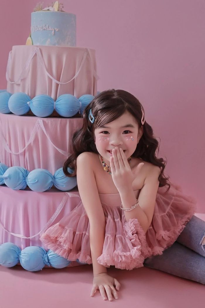 Ở nhà, Bảo An có tên thân mật là bé Dứa. Trong loạt ảnh nhân dịp Trung thu, con gái Trung Ruồi khoe vẻ đẹp trong trẻo với nhiều biểu cảm nhí nhảnh, đáng yêu.