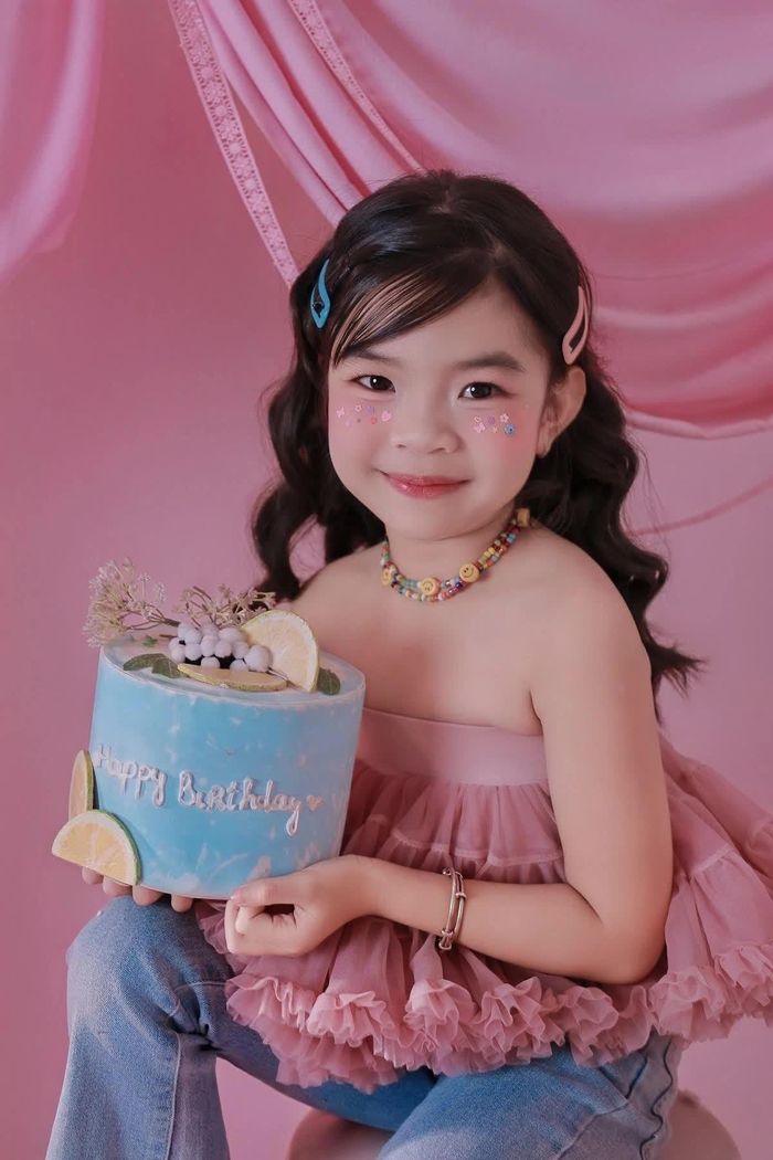 Trước ống kính, cô nhóc 6 tuổi khá dạn dĩ, thoải mái tạo dáng và thể hiện nhiều biểu cảm rất sinh động.