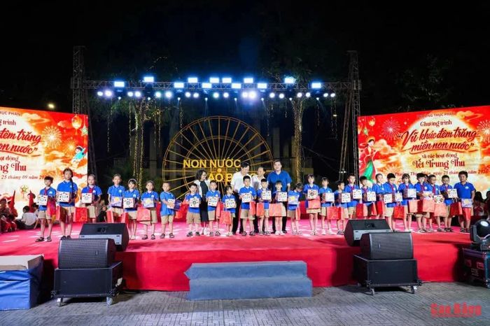 Các đại biểu trao quà cho học sinh hoàn cảnh khó khăn vươn lên trong học tập.