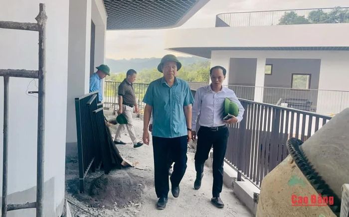Lãnh đạo phường Thục Phán kiểm tra công trình Điểm Trường Mầm non Sông Hiến.