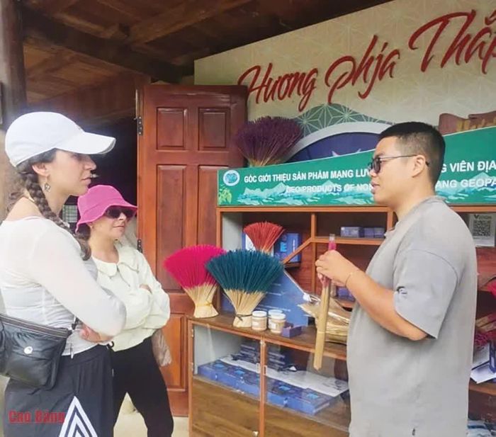 Khách du lịch trải nghiệm, tìm hiểu về nghề làm hương Phja Thắp, xã Quảng Uyên.