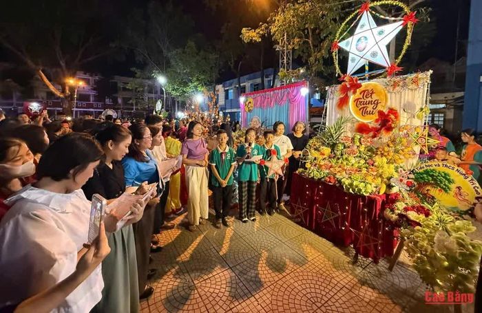 Học sinh thuyết trình ý tưởng, chủ đề và những thông điệp được gửi gắm qua mâm cỗ Trung thu.