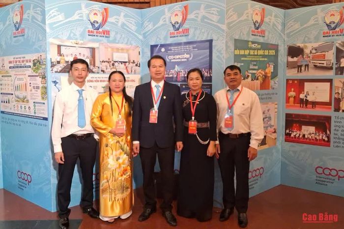 Chị Tạ Thị Thu Yên, Giám đốc Hợp tác xã Nông nghiệp Yên Công (đứng thứ 2 bên phải) tham dự Đại hội đại biểu toàn quốc Liên minh Hợp tác xã Việt Nam lần thứ VII, nhiệm kỳ 2026 - 2031.