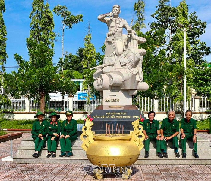 Cựu chiến binh Ðội Biệt động thị xã Cà Mau luôn đau đáu mong tìm lại danh tính cho 74 đồng đội đang an nghỉ tại khu mộ tập thể ở Nghĩa trang Liệt sĩ tỉnh.