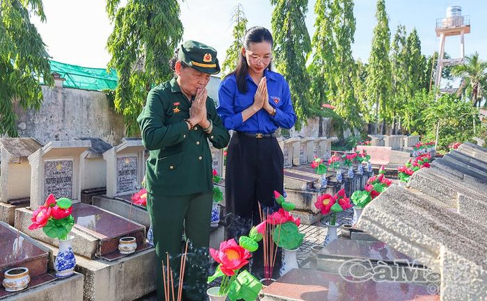 Bà Nguyễn Ngọc Tiếng, cựu chiến binh Khóm 11, phường An Xuyên, thành kính dâng hương, cầu mong các liệt sĩ chưa biết tên sớm được xác định danh tính.