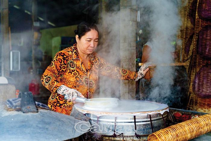 Bột gạo được tráng thành từng lớp bánh mỏng trên làn hơi nóng.