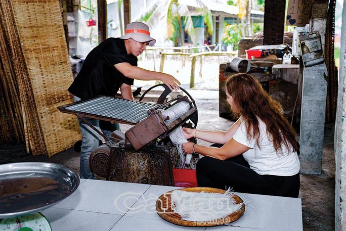 Sau khi đạt độ khô nhất định, bánh được cắt thành sợi hủ tiếu hoàn chỉnh.
