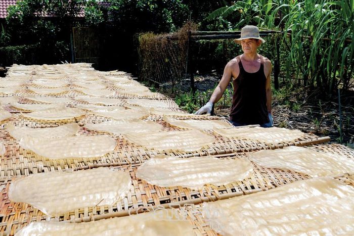 Bánh tráng làm hủ tiếu ngon nhất khi được phơi dưới nắng tự nhiên.