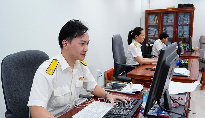 Công chức Phòng Nghiệp vụ - Dự toán - Pháp chế, Thuế tỉnh Cà Mau, tăng cường rà soát, xử lý thông tin người nộp thuế.