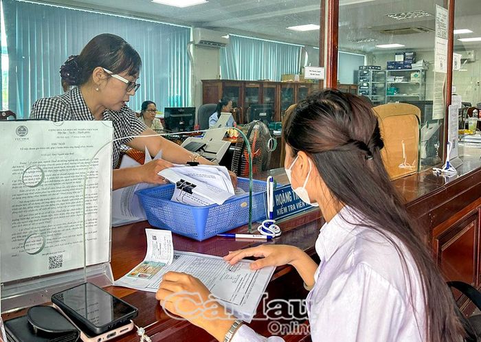 Công chức Thuế Cơ sở 1 hướng dẫn người nộp thuế thực hiện thủ tục thuế.