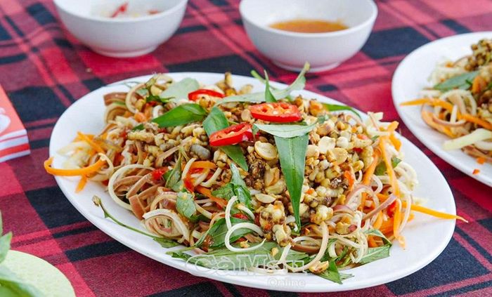 Gỏi ong non hoa chuối - món ăn mang hương vị đặc trưng từ sản vật rừng U Minh Hạ.