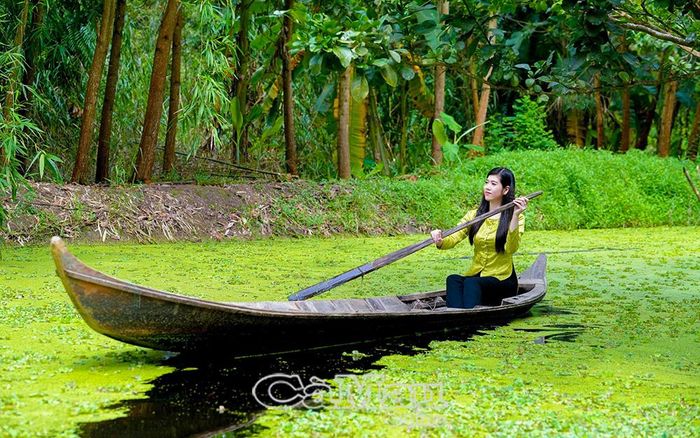 Bơi xuồng giữa rừng tràm là một trong những trải nghiệm thú vị tại Điểm du lịch sinh thái cộng đồng Mười Ngọt.