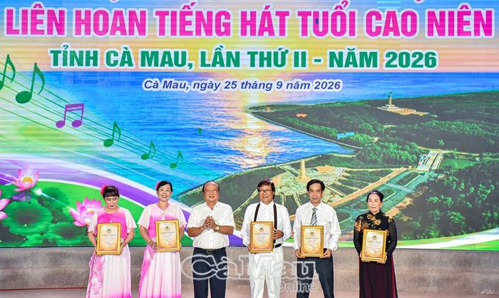 Đồng chí Phạm Thành Tươi, nguyên Phó Bí thư Tỉnh uỷ, nguyên Chủ tịch UBND tỉnh, trao giải C tập thể.