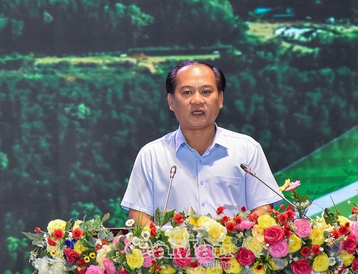  Phó Giám đốc Sở Văn hoá, Thể thao và Du lịch Nguyễn Chí Công phát biểu bế mạc liên hoan.