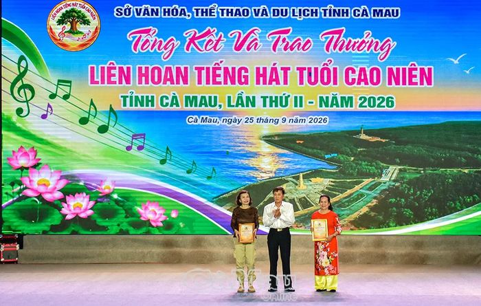 Chủ tịch Hội Người cao tuổi tỉnh Phạm Anh Tuấn trao giải phụ “Diễn viên cao tuổi nhất” cho 2 cá nhân. 