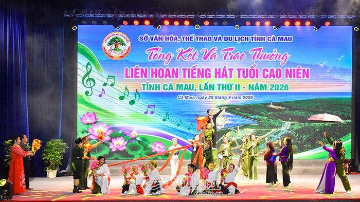 Tốp múa CLB Cao niên - Trung tâm Văn hoá tỉnh biểu diễn tiết mục "Miền xa thẳm" tại đêm trao giải.