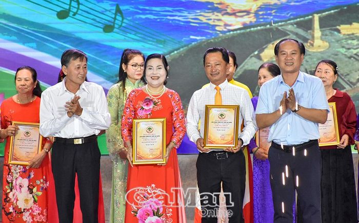  Phó Giám đốc Sở Văn hoá, Thể thao và Du lịch Nguyễn Chí Công và Chủ tịch Hội Người cao tuổi tỉnh Phạm Anh Tuấn trao 2 giải A tập thể cho Đội Cao niên phường Bạc Liêu và CLB Cao niên - Trung tâm Văn hoá tỉnh Cà Mau.