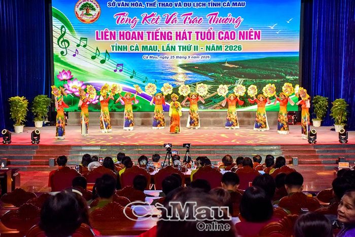 Tiết mục hát múa "Hoa sen dâng Bác" của đơn vị Đội Cao niên phường Bạc Liêu.