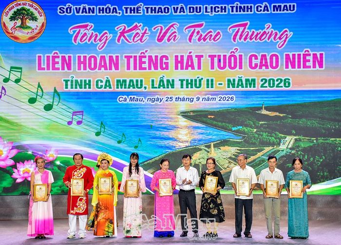 Đồng chí Nguyễn Quốc Danh, Phó Giám đốc Báo và phát thanh, truyền hình Cà Mau, trao giải B cho các tiết mục xuất sắc.