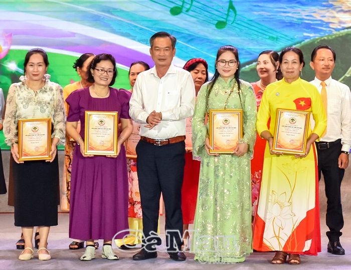 Đồng chí Nguyễn Văn Khởi, Phó Chủ tịch Uỷ ban MTTQ Việt Nam tỉnh Cà Mau, Chủ tịch Hội Chữ thập đỏ tỉnh, trao 4 giải B tập thể cho các CLB.