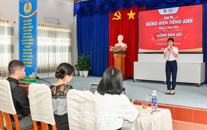 Các thí sinh tự tin thể hiện phần thi trình bày chủ đề.