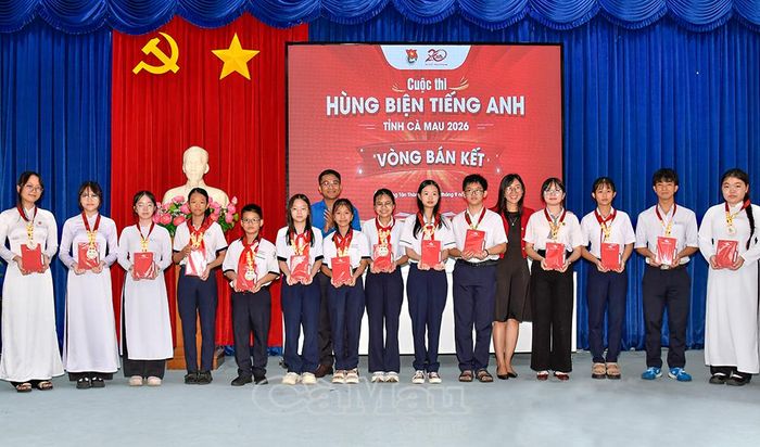  Anh Trần Đăng Khoa, Phó Bí thư Thường trực Tỉnh đoàn, cùng đại diện Trung tâm Ngoại ngữ Việt Anh chúc mừng các thí sinh tranh tài tại vòng bán kết.