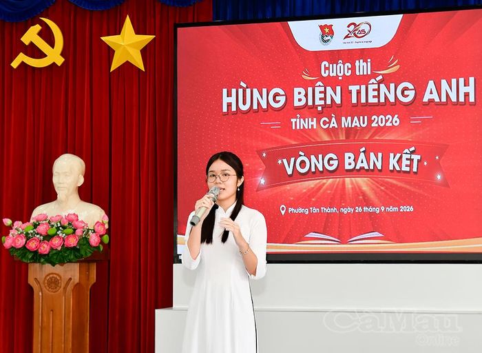 Thí sinh Lê Ngọc Gia Hân, Trường THPT Chuyên Phan Ngọc Hiển, thể hiện phần thi trả lời câu hỏi của Ban Giám khảo.