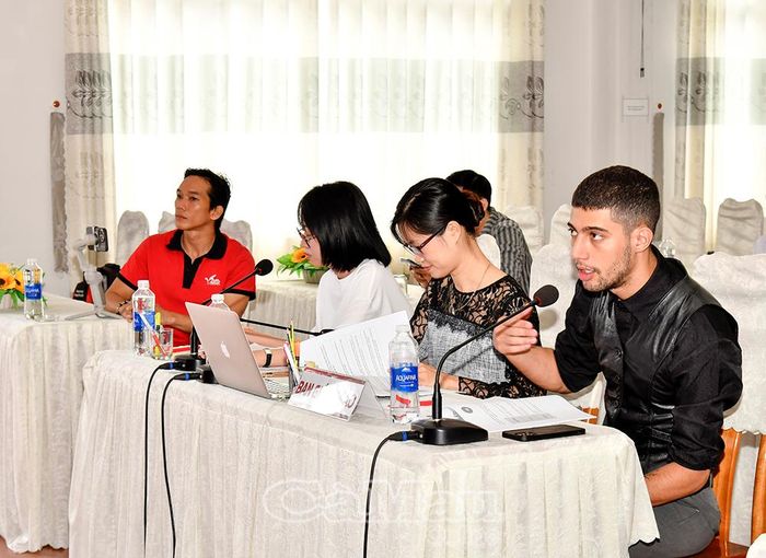 Thành viên Ban Giám khảo đặt câu hỏi với thí sinh dự thi.