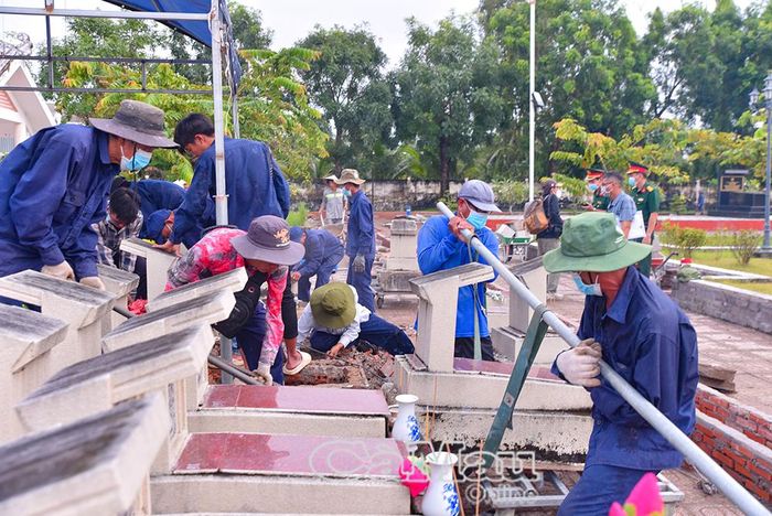 Đội lấy mẫu tiến hành khai quật tại 250 phần mộ chưa xác định thông tin tại Nghĩa trang Liệt sĩ tỉnh.