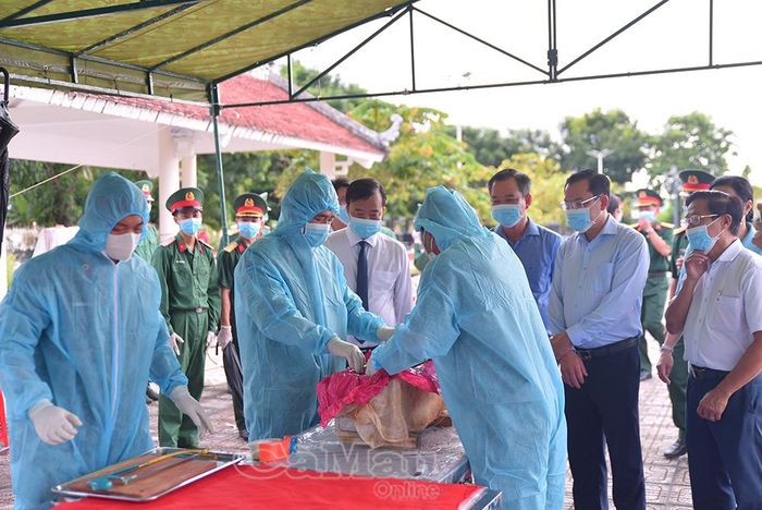 Tổ Y tế tiến hành lấy mẫu, tìm mẫu sinh phẩm.