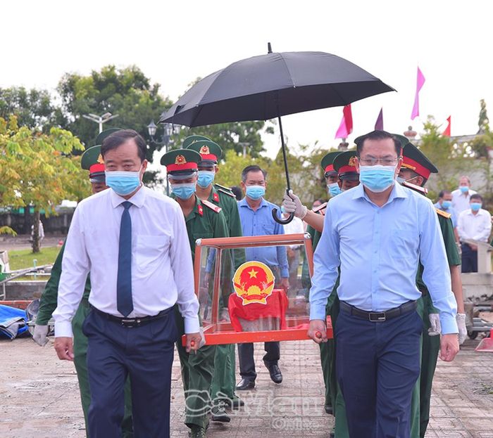 Đồng chí Huỳnh Quốc Việt, Phó Bí thư Tỉnh uỷ (bìa trái); đồng chí Ngô Vũ Thăng, Phó Chủ tịch UBND tỉnh, cùng tổ vận chuyển đưa hài cốt liệt sĩ về nơi lấy mẫu sinh phẩm.