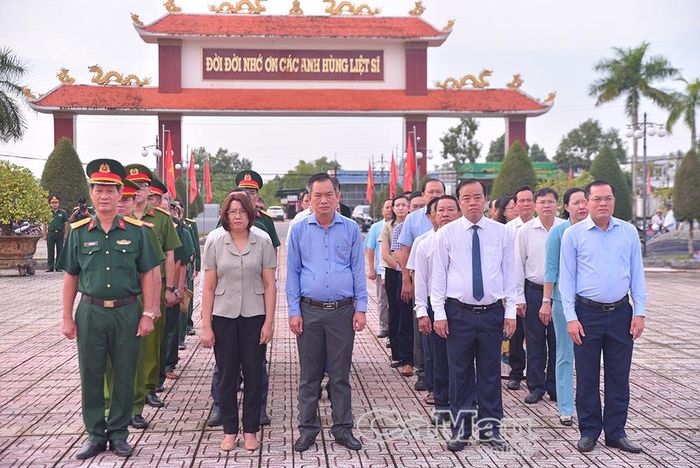 Các đại biểu thành kính tri ân những người đã hy sinh vì độc lập dân tộc.