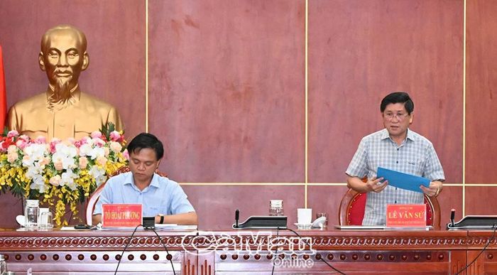   Đồng chí Lê Văn Sử, Phó Chủ tịch UBND tỉnh, đề nghị các địa phương khẩn trương khắc phục hậu quả, ổn định sản xuất và đời sống người dân sau mưa, ngập, triều cường.