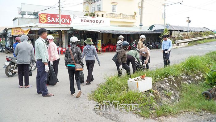 Các lực lượng ra quân thu gom rác thải trên các tuyến đường chính ngay sau lễ mít tinh.