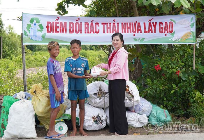 Hoạt động đổi rác lấy quà được tổ chức trong khuôn khổ lễ mít tinh, góp phần lan toả thói quen tiêu dùng có trách nhiệm và giảm thiểu rác thải ra môi trường.
