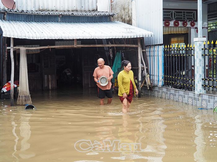 Nước ngập trước sân nhà bà Huỳnh Thị Thuý, gây khó khăn cho sinh hoạt.