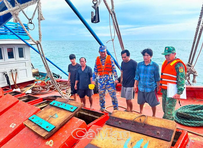 Hải đội Biên phòng 1 kiểm tra tàu cá, phát hiện lượng lớn dầu không có hoá đơn, chứng từ hợp pháp.