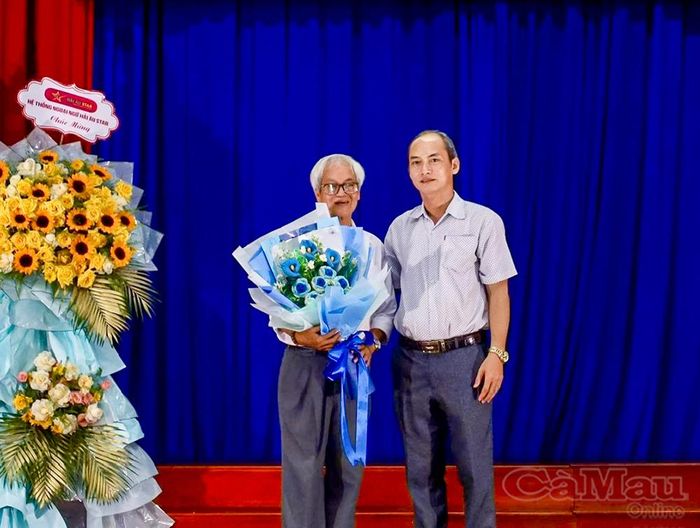 Thạc sĩ Huỳnh Thanh Hùng, Phó Hiệu trưởng Trường Cao đẳng Cà Mau, trao thư cảm ơn và hoa đến nhà văn Nguyễn Đông Thức cùng đoàn tài trợ chương trình “Mô tô học bổng”. 