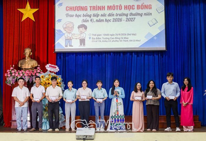 Ba thành viên trưởng thành từ “Mô tô học bổng”: Lê Thị Thanh Mai (TP. Cần Thơ, thứ 5 từ phải sang), Nguyễn Huy Hoàng (tỉnh Quảng Ngãi, bìa phải) và Nguyễn Thị Quế Trân (TP. Hồ Chí Minh) trao thưởng cho các thành viên “Gia đình Mô tô học bổng” đạt thành tích cao trong năm học vừa qua.