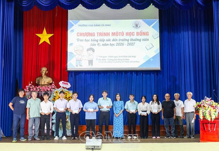 Thạc sĩ Đỗ Thị Viễn Hương, Phó Hiệu trưởng Trường Cao đẳng Cà Mau (thứ 7 từ phải sang), cùng đại diện đơn vị tài trợ trao học bổng cho học sinh, sinh viên có hoàn cảnh khó khăn.