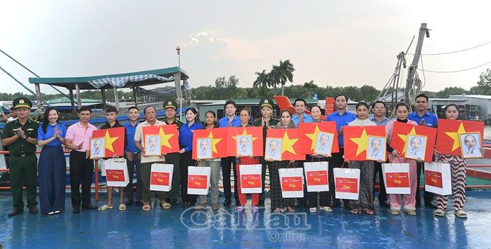 Đoàn công tác trao quà cho ngư dân và gia đình chính sách.