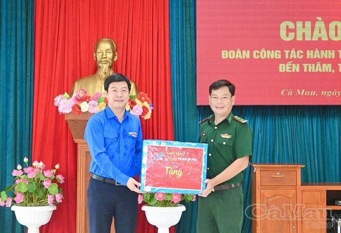 Đồng chí Lê Hải Long, Uỷ viên Ban Thường vụ, Trưởng Ban Công tác Thanh niên Trung ương Đoàn, thăm hỏi, động viên và trao quà cán bộ, chiến sĩ Đồn Biên phòng Đất Mũi.