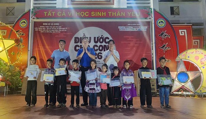 Chi đoàn KTNN khu vực VII và Đoàn Thanh niên các cơ quan tỉnh Lào Cai tặng quà Trung thu cho 10 em học sinh tại xã Bản Liền, tỉnh Lào Cai.
