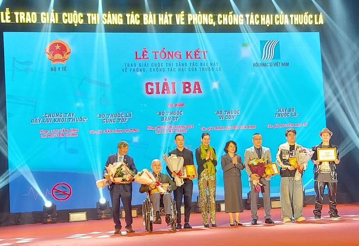 Cuộc thi sáng tác bài hát về phòng, chống tác hại của thuốc lá là một trong những hình thức truyền thông sinh động về phòng, chống tác hại của thuốc lá trong cộng đồng. Ảnh: T.THIỆN